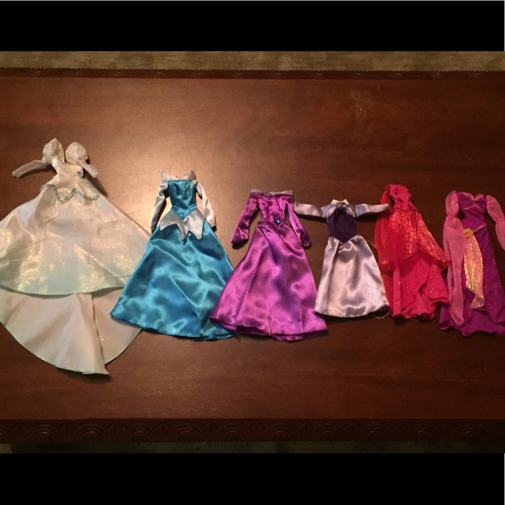 6 piece set of Barbie dresses!💕